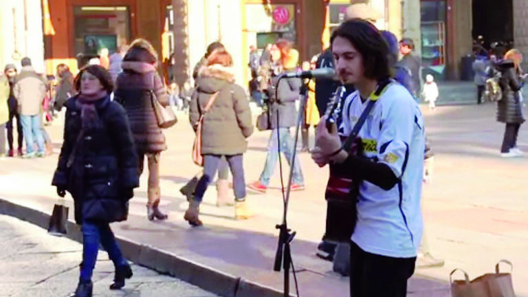 Canta “Cesena amore mio” in piazza a Bologna con la maglia di Salvetti
