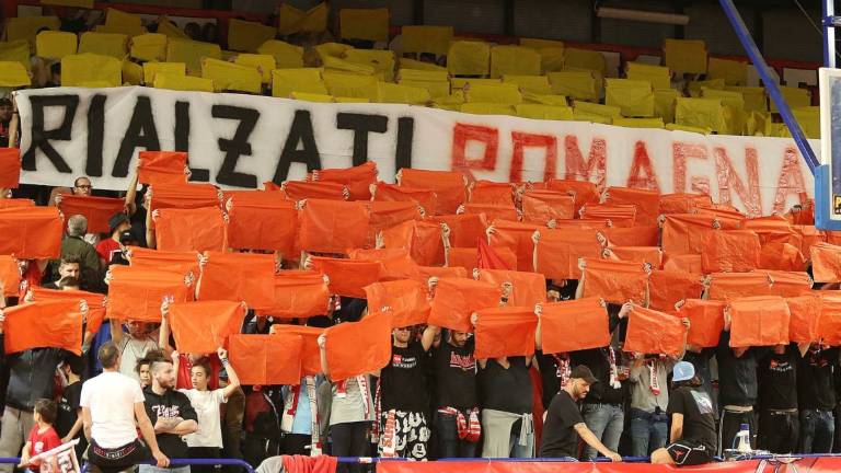 Basket A2, Rialzati Romagna: lo striscione al Flaminio di Rimini