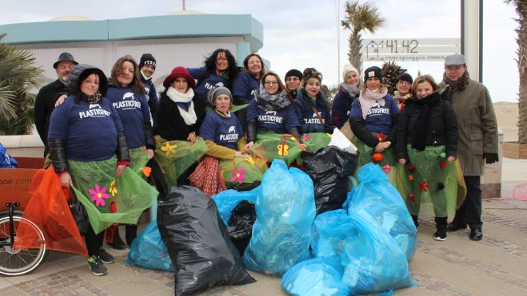 Plastic free, pomeriggio ecologico sulla spiaggia di Bellaria Igea Marina