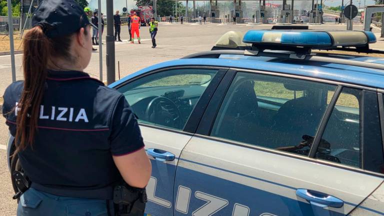 Riccione, incendio in autostrada: autocisterna a fuoco VIDEO