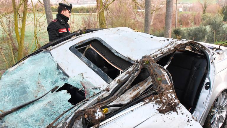 L’auto del ragazzo distrutta dopo il volo (fotoservizio Manuel Migliorini)
