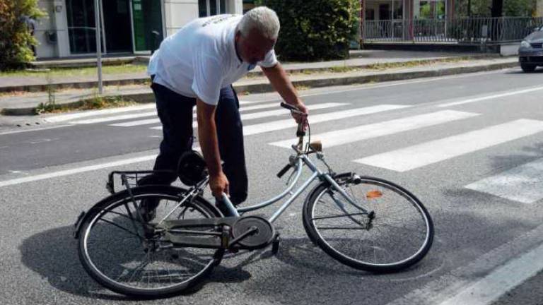 Forlì, investito sulle strisce da uno scooter: grave un 77enne