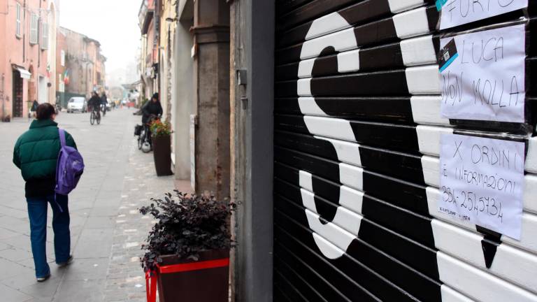 Colpo grosso al negozio delle sneakers di lusso di Rimini: rubate scarpe per 80mila euro
