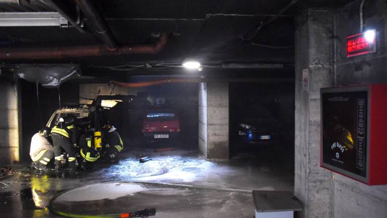 Rimini. Incendio devasta un’auto dentro al garage di un condominio