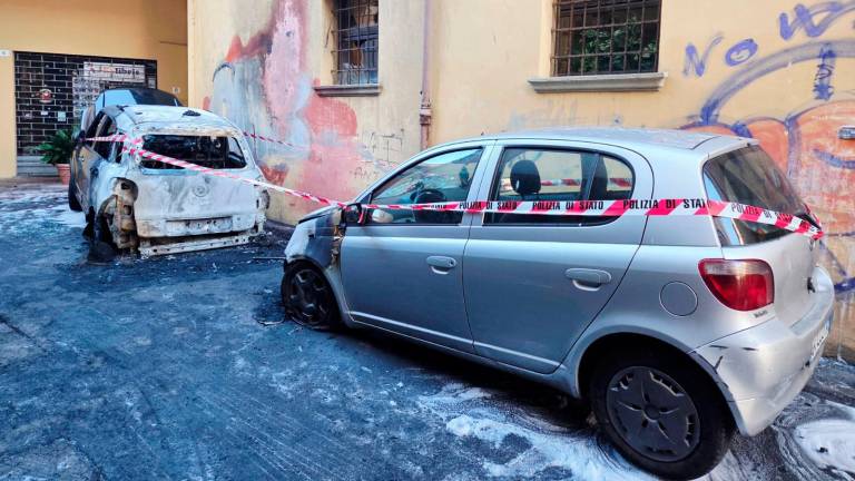 Rimini, due auto distrutte dalle fiamme in pieno centro - Gallery
