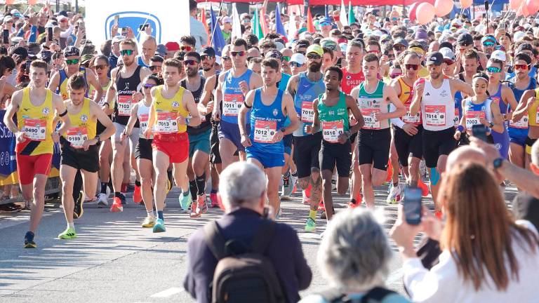 Rimini Marathon, in 10mila di corsa fra mare e centro storico: agonismo e goliardia GALLERY