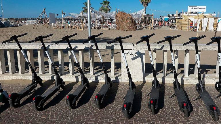 Monopattini sul lungomare di Rimini