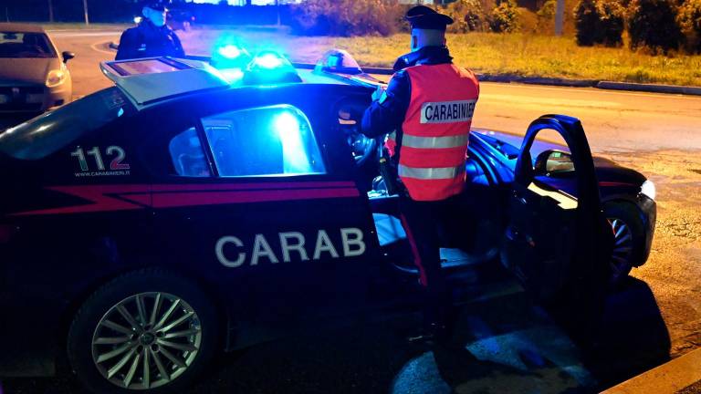 Cesena, danneggia un locale, crea il panico tra i clienti e poi aggredisce anche i carabinieri