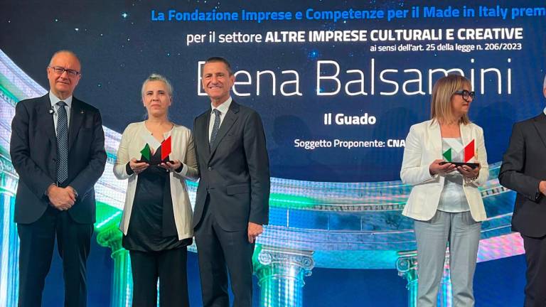 La consegna del premio a Elena Balsamini