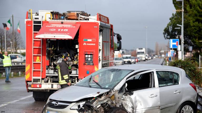 Santarcangelo, incidente: terribile frontale sulla via Emilia, camion si ribalta e finisce nel fosso, una donna all’ospedale - VIDEO GALLERY