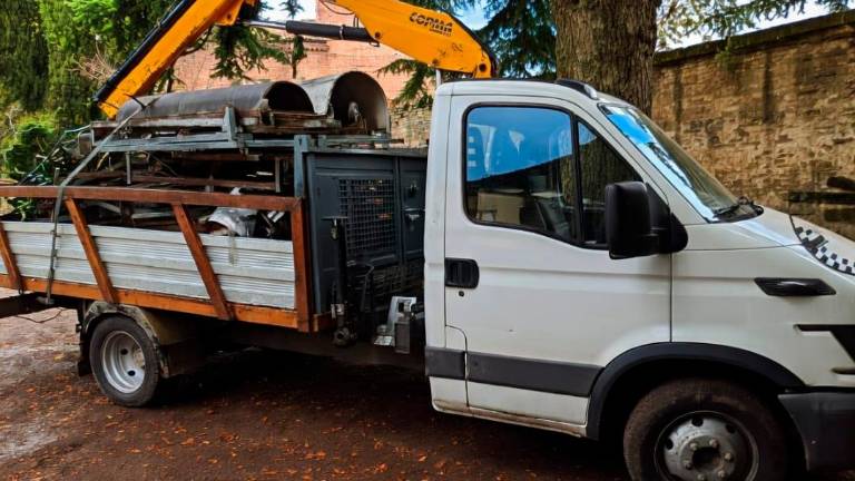 Faenza, guida un camion stracarico senza permessi: rischia fino a 26mila euro di multa
