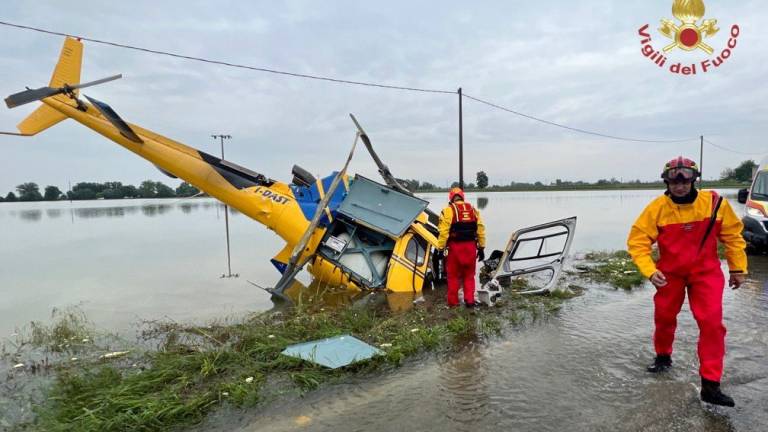 Ravenna, cade elicottero durante un controllo della linea elettrica a Lugo: 4 feriti. Il volo e poi l'impatto - Gallery
