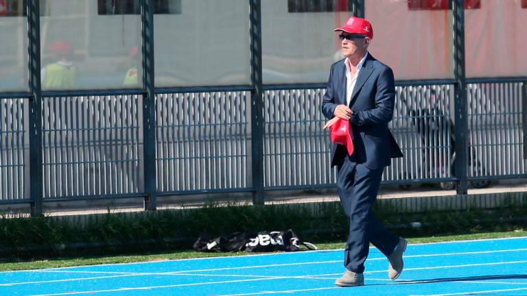 Giorgio Grassi sulla pista di atletica del Romeo Neri durante gli anni di presidenza del Rimini Fc