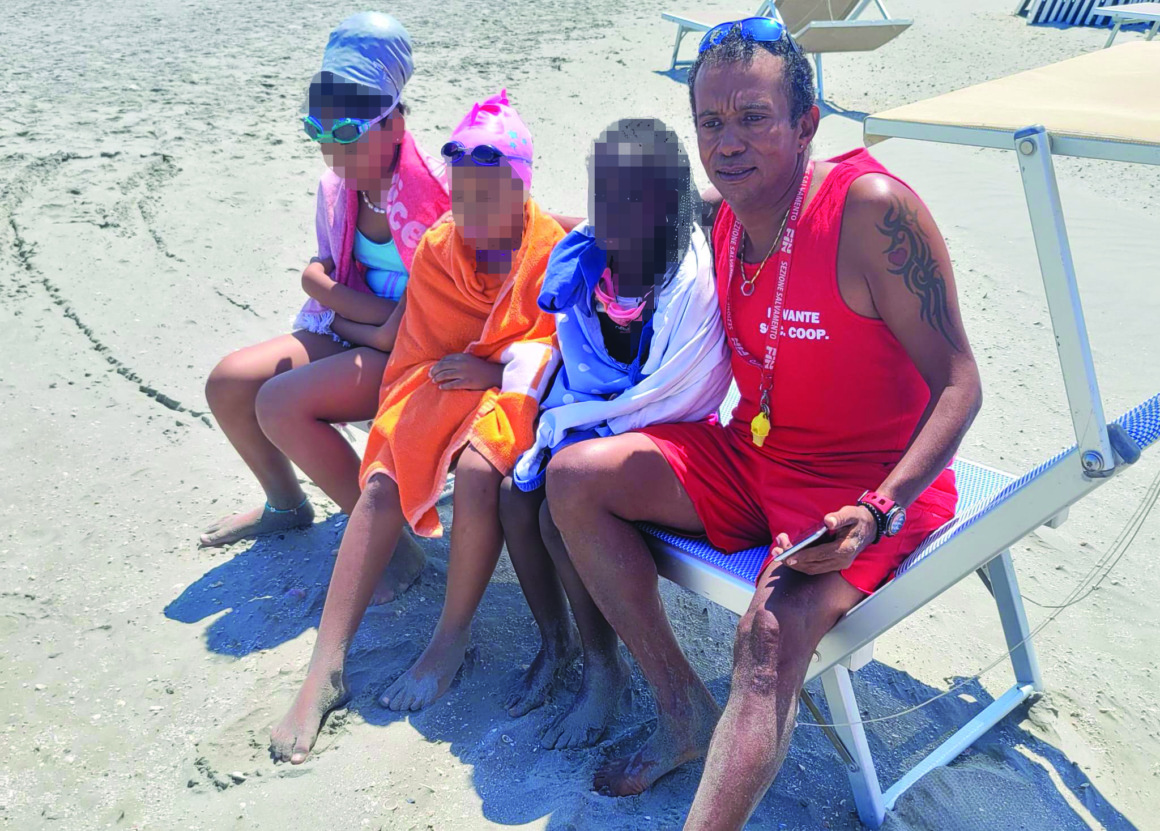 Mare mosso: i bagnini salvano la vita a tre bimbe