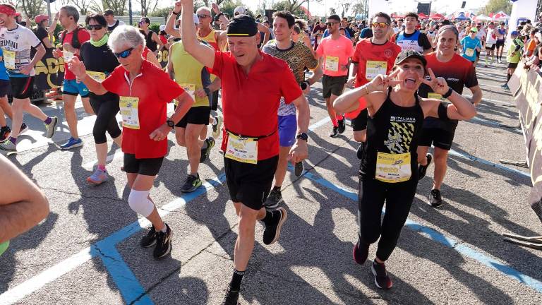 Rimini Marathon, in 10mila di corsa fra mare e centro storico: agonismo e goliardia GALLERY