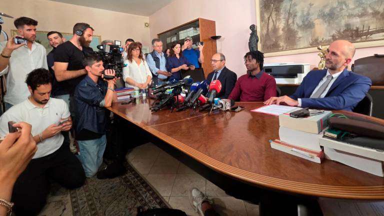 Delitto Pierina, Louis: “Ringrazio quanti mi hanno sostenuto, specialmente le mie mogli. Resto in Italia”. Ma cambierà casa VIDEO