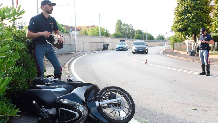 Riccione, con lo scooter finisce sul marciapiede di una rotonda e cade: trasportato al Bufalini