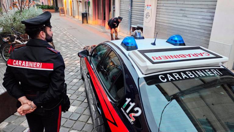 Nuovo assalto all’alba alla gioielleria Pedrosi di Santarcangelo. Il titolare se ne accorge e lancia bottiglie d’acqua contro i malviventi