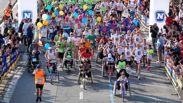 Rimini Marathon, in 10mila di corsa fra mare e centro storico: agonismo e goliardia GALLERY