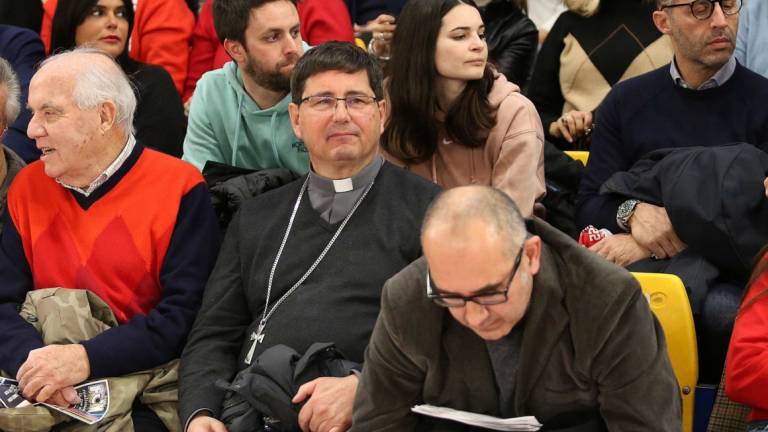 Anche il vescovo di Rimini a tifare al derby di basket - VIDEO GALLERY