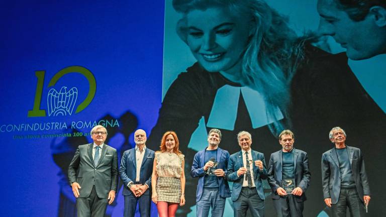 In alto Fabio de Luigi riceve il Premio Speciale alla carriera, qui sopra foto di gruppo per i premiati