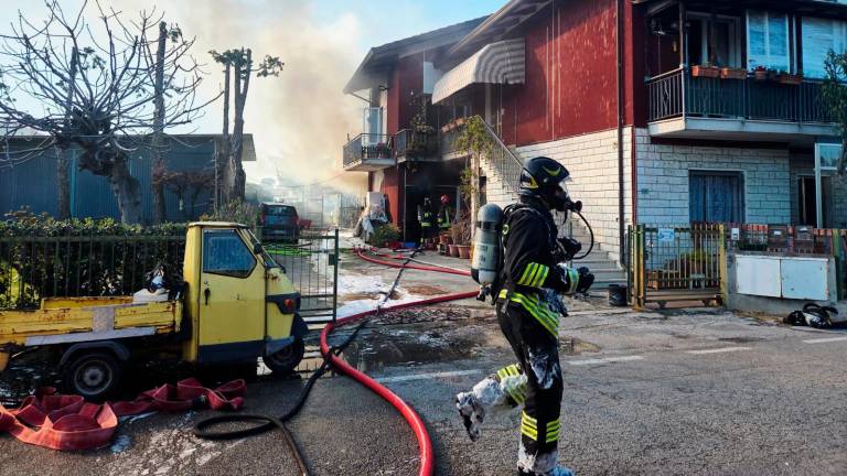 Riccione, incendio nel capanno: intervengono i Vigili del Fuoco - VIDEO GALLERY