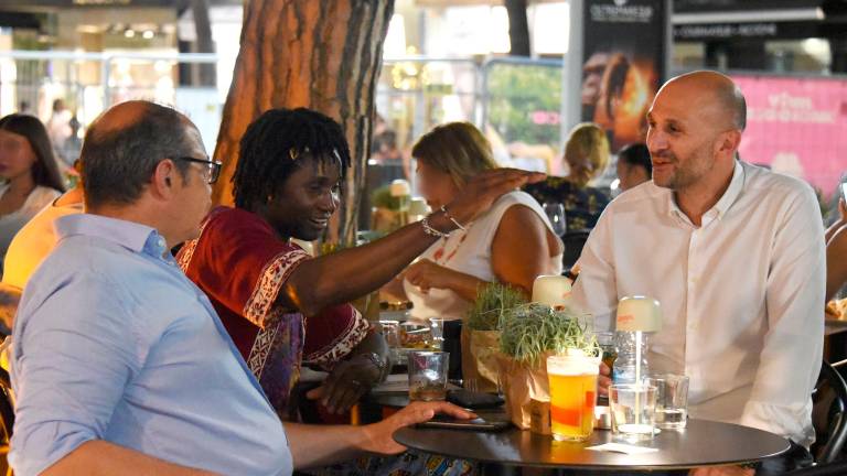 Riccione, Louis Dassilva si concede un drink in viale Ceccarini GALLERY