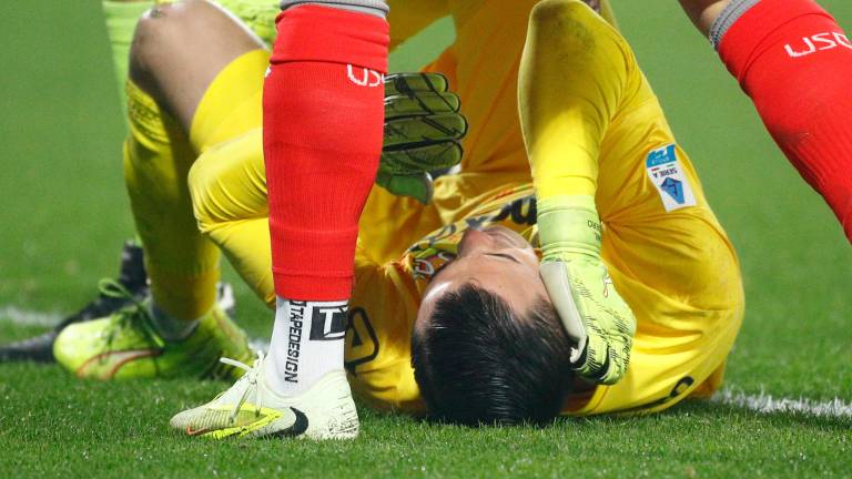 Il portiere della Cremonese stordito dal petardo (Foto La Provincia di Cremona)
