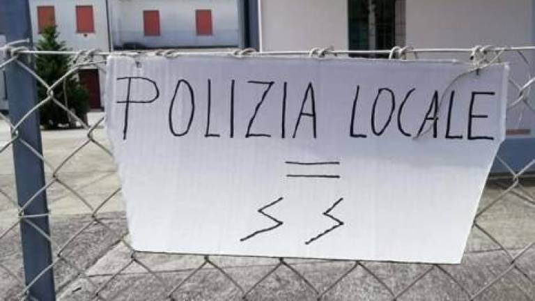 Lugo, scritte con simboli nazisti contro la Polizia locale