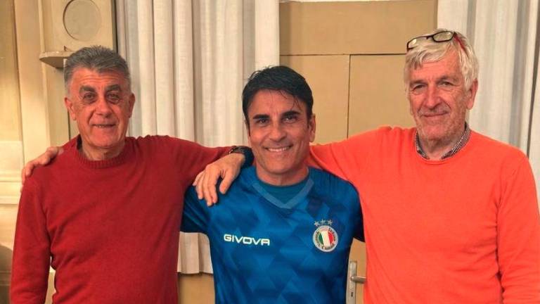 Sal da Vinci in mezzo a Franco Sirotti, fratello di Silver, e Franco Pardolesi presidente del Club Forza Forlì