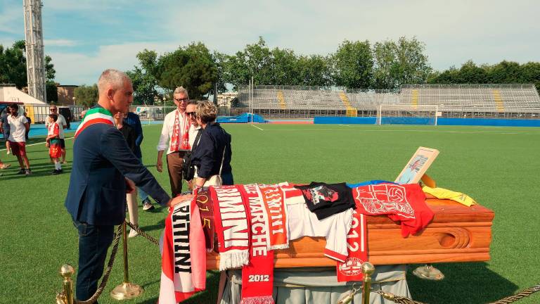 Rimini. Lacrime e cori allo stadio per l’addio a Igor Protti
