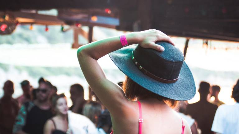 Riccione, la festa di fine anno scolastico era abusiva: denunciato il gestore di uno stabilimento