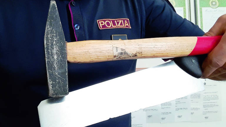 Forlì, minaccia i vicini con coltello e martello