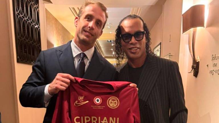 La consegna è avvenuta ieri sera al al Theatre du Chatelet a margine della cerimonia del Pallone d’Oro 2025