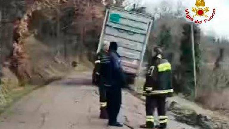 Cesena, due camion pieni di tacchini rischiano di ribaltarsi: arrivano i Vigili del Fuoco con la gru