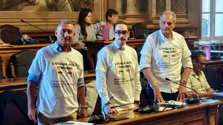 Forlì, “L’Italia agli italiani”: spunta la t-shirt della discordia e il consiglio comunale si ferma