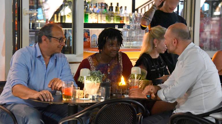 Riccione, Louis Dassilva si concede un drink in viale Ceccarini GALLERY