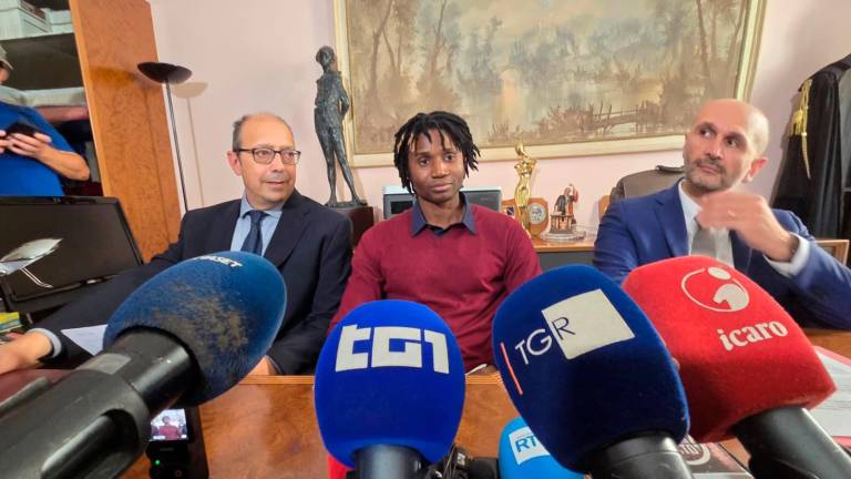 Louis Dassilva tra i suoi difensori (Foto servizio Manuel Migliorini)