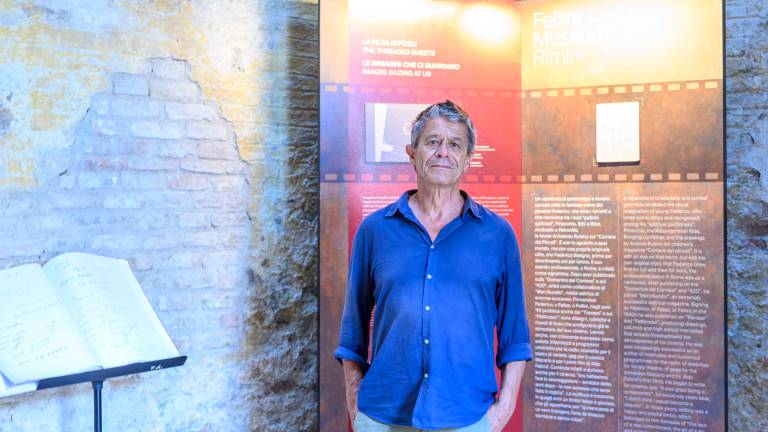 Lo scrittore Emmanuel Carrère affascina Rimini e visita il Fellini Museum