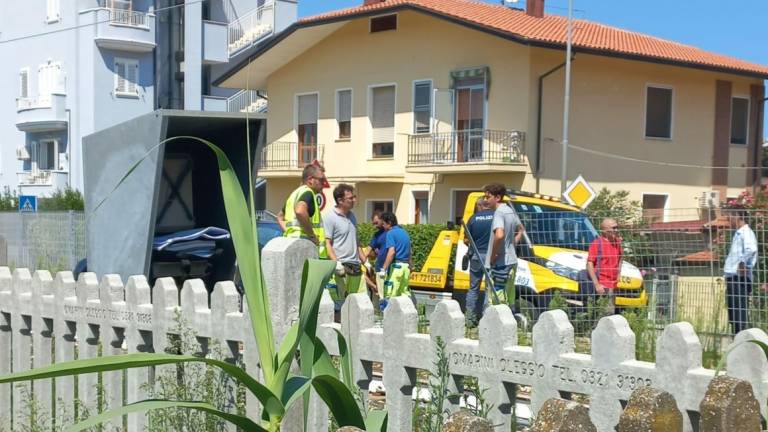 Rimini. Incidente fra due auto: una finisce sui binari. Treni in ritardo di oltre un'ora e mezza