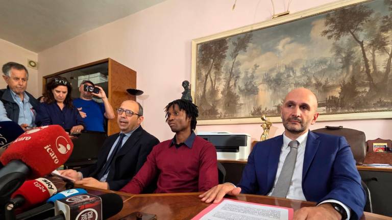 Delitto Pierina, Louis: “Ringrazio quanti mi hanno sostenuto, specialmente le mie mogli. Resto in Italia”. Ma cambierà casa VIDEO