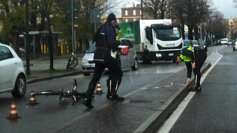 Rimini, incidente: ciclista investito in via Roma