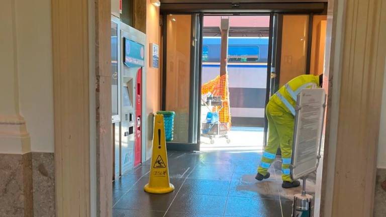 Le opere di pulizia questa mattina in stazione