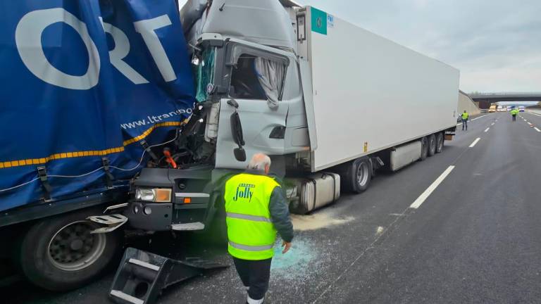 Rimini, incidente in A14: grave camionista dopo un tamponamento tra mezzi pesanti