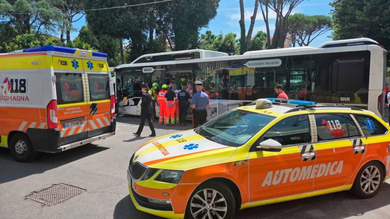 Viserba, incidente: il bus si schianta contro l’auto dei Carabinieri, 5 feriti VIDEO GALLERY