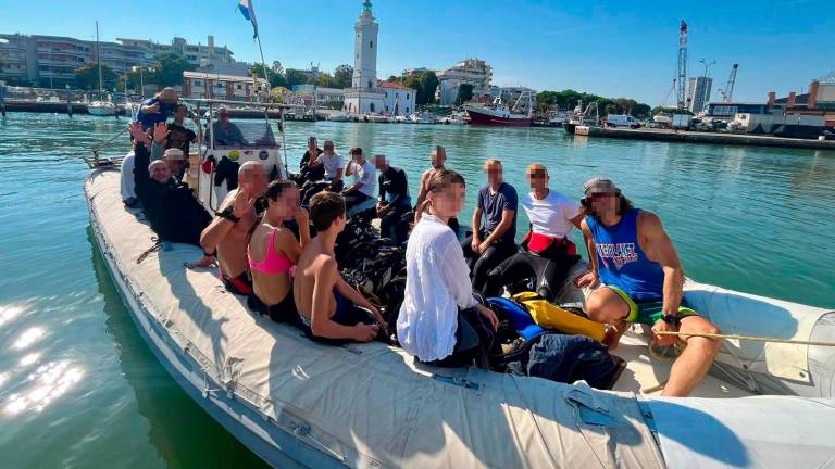 Coppola (il primo a sinistra sul gommone con la muta nera) sul gommone partito da Rimini per raggiungere il Paguro a Ravenna