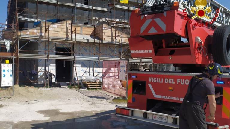 Forlì, incendio nel tetto di un cantiere: provvidenziale intervento dei Vigili del Fuoco
