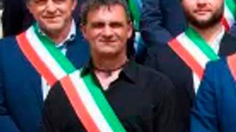 Giannini, il sindaco in camicia nera invita De Pascale a Pennabilli: “La aspetto a braccia aperte (non tese)”