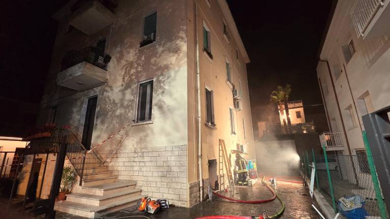 Rimini, fiamme in un seminterrato di via Dardanelli: paura ma nessun ferito FOTOGALLERY
