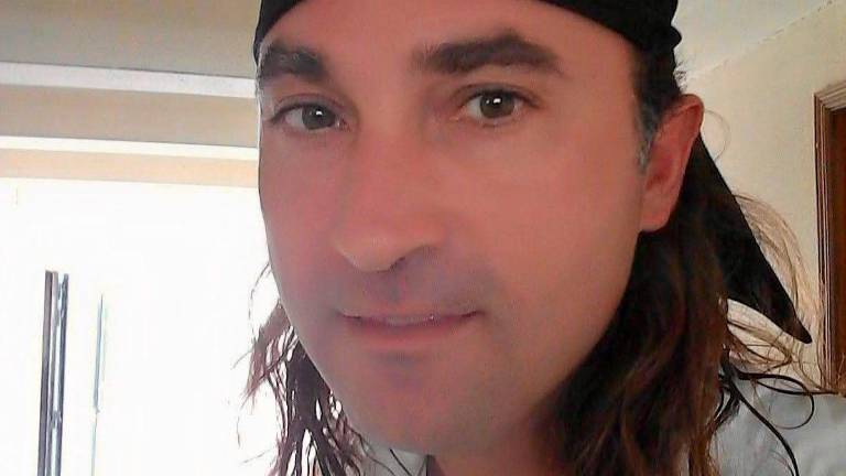 Attacco di Israele in Qatar, il maestro di tennis di Faenza, Sassi, a Doha sotto le bombe: «Ordigni vicino al campo dove si allena mio figlio»